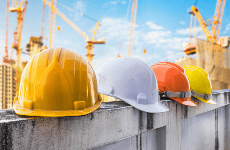 Kaski ochronne na budowie — szkolenia BHP online