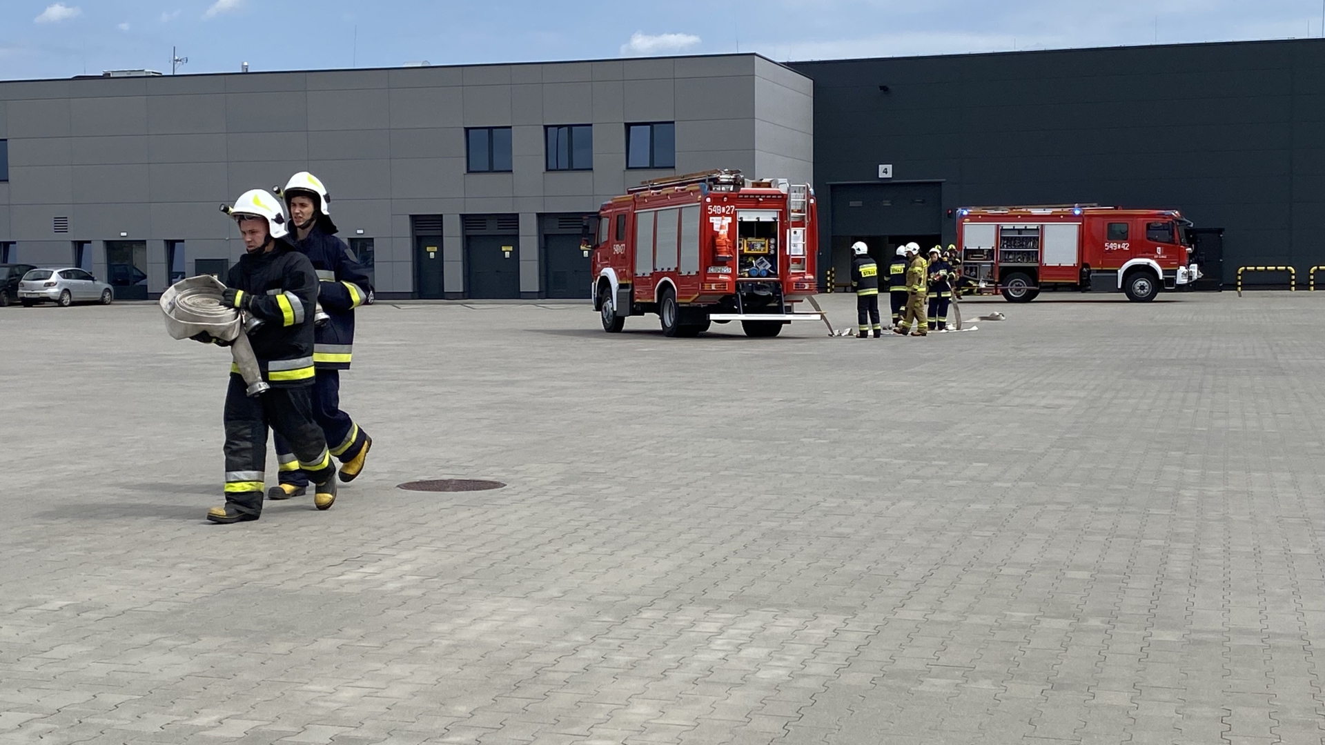 Pracownicy podczas ćwiczeń ewakuacyjnych — próba ewakuacji z budynku
